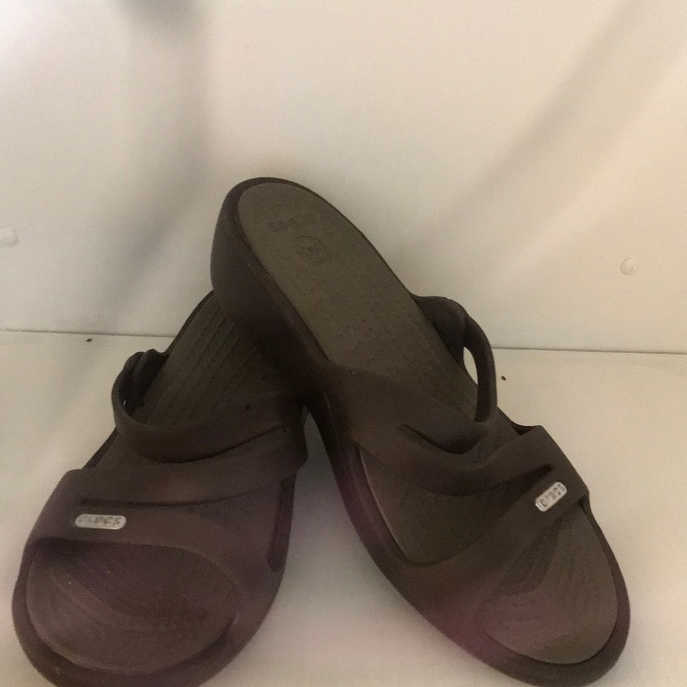 Ladies brown strappy wedge CROC sandals Sz.6W